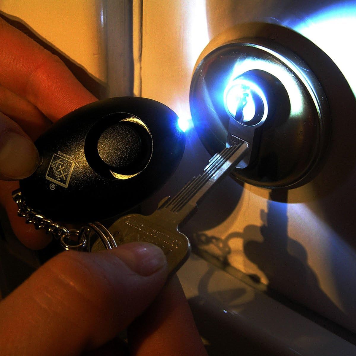 KH Security Sleutelhanger alarm met LED licht (zwart) - Goedvoorbereid.nl